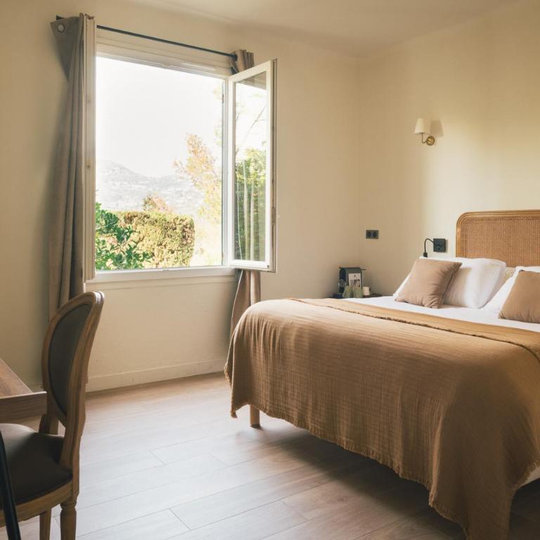 Auberge du Rédier - Logis Hôtels - Chambre Double - Vue sur Montagne - 1