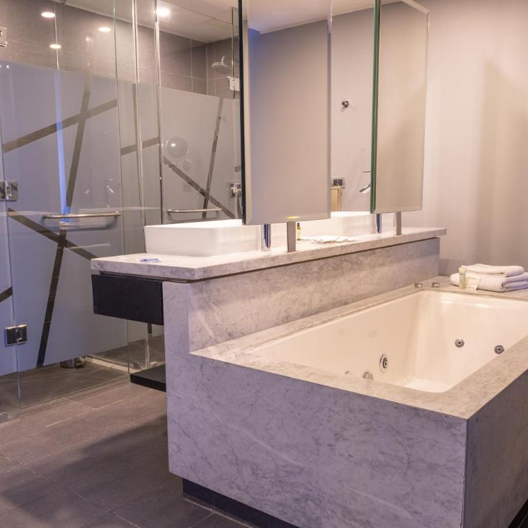 Wyndham Santiago Pettra - Junior King Suite with Jetted Tub - Non-Smoking - 2