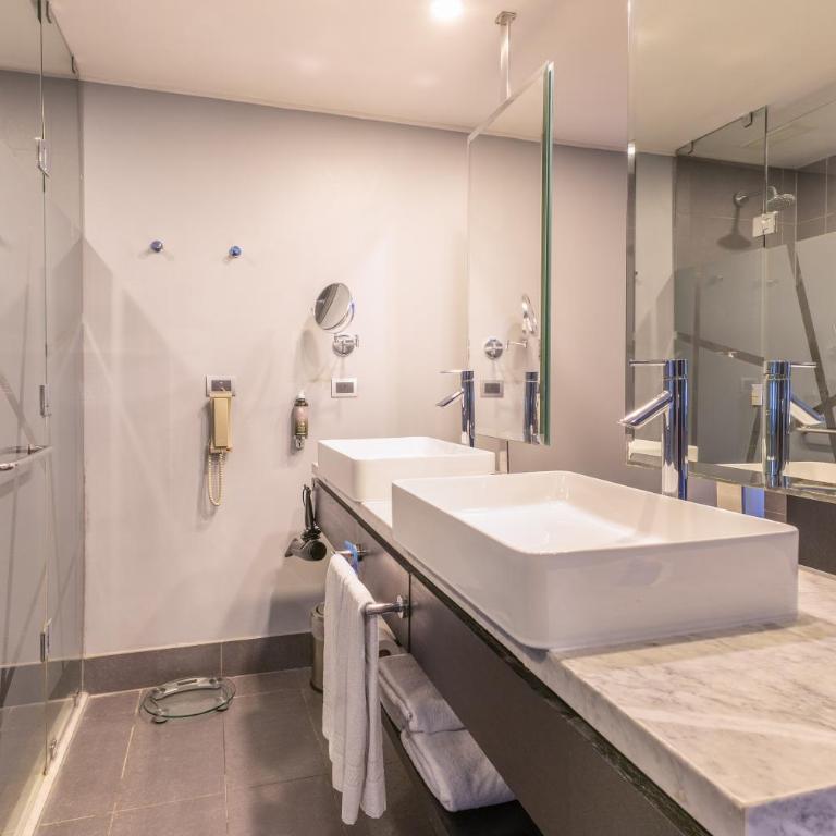 Wyndham Santiago Pettra - Junior King Suite with Jetted Tub - Non-Smoking - 3
