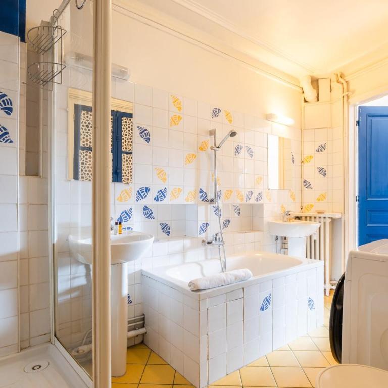 Top Floor Gem with Eiffel Tower View - Appartement - 33