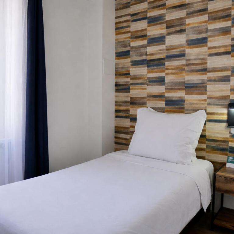 Hôtel La Porte Saint Pierre-Logis Hôtel Intra Muros RÉNOVÉ en 2026 - Camera Tripla - 1