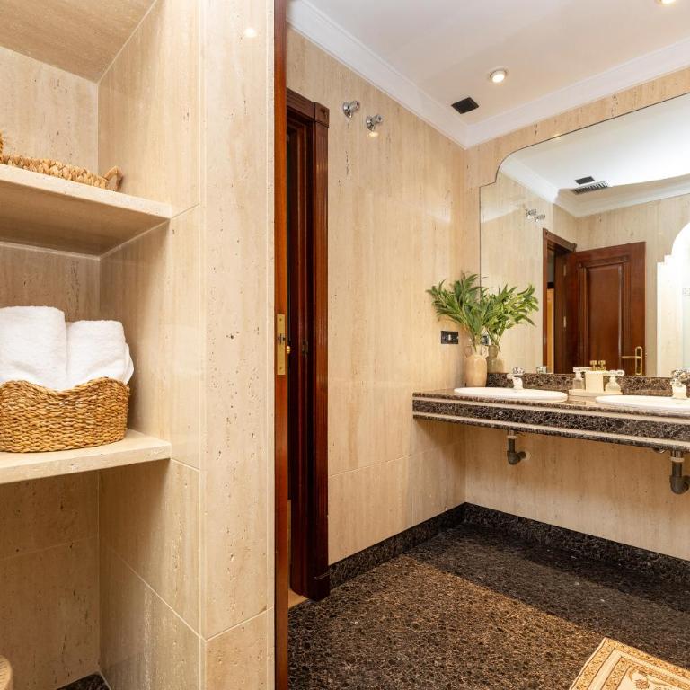 ChezmoiHomes Reyes Católicos - Apartment with City View - 18