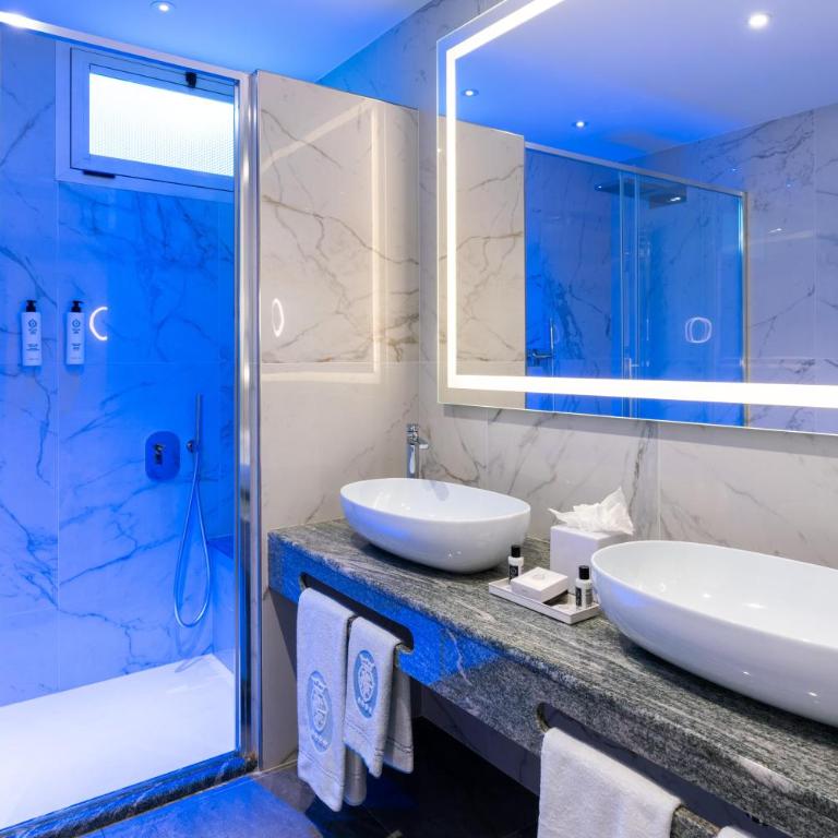Rivoli Boutique Hotel - Triple Room with Balcony - 3