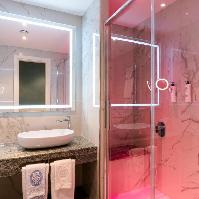 Rivoli Boutique Hotel - Triple Room with Balcony - 7