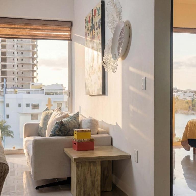 Luxurious 2 bedroom condo with partial ocean view - Apartment - 2