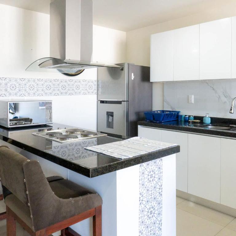 Luxurious 2 bedroom condo with partial ocean view - Apartment - 8