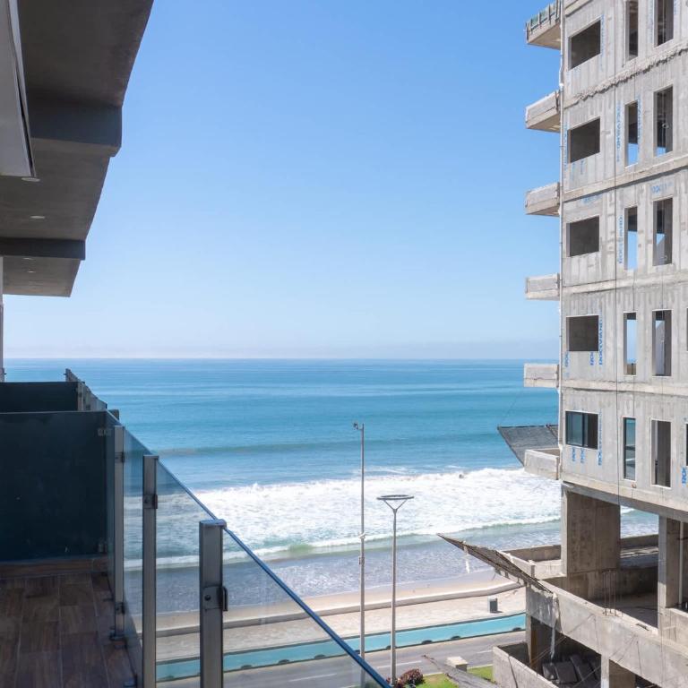 Luxurious 2 bedroom condo with partial ocean view - Apartment - 9