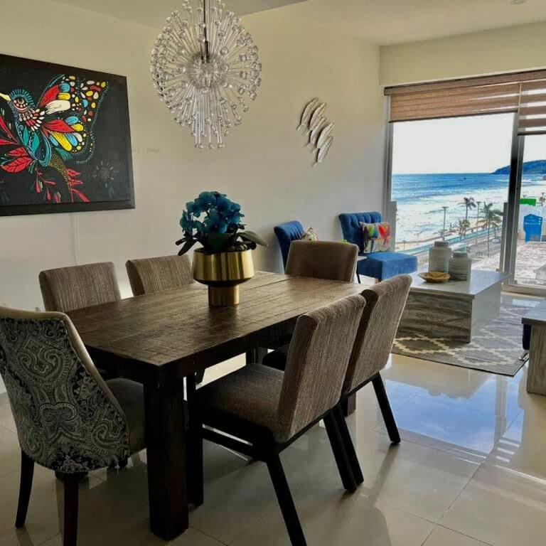 Luxurious 2 bedroom condo with partial ocean view - Apartment - 18