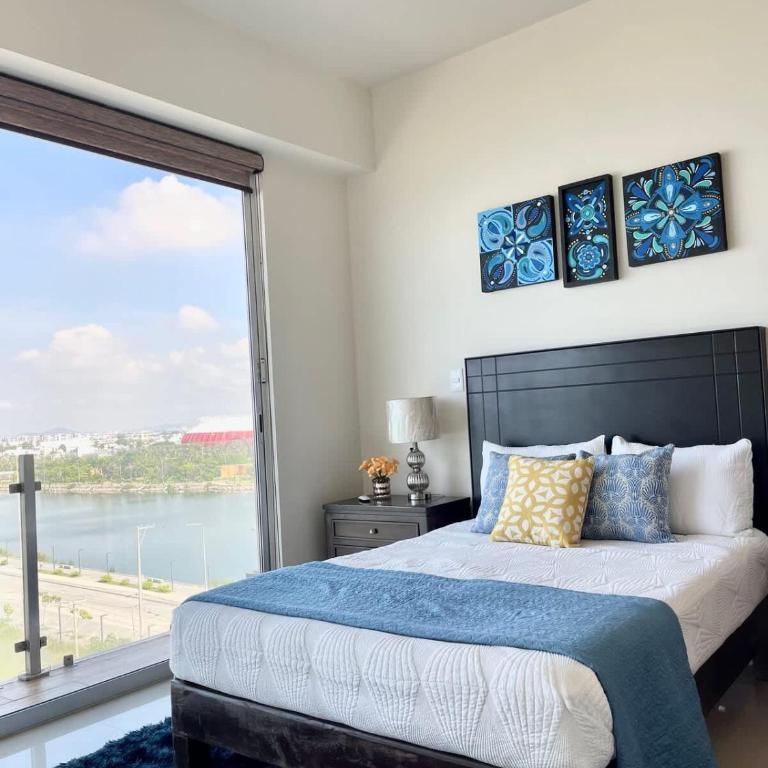 Luxurious 2 bedroom condo with partial ocean view - Apartment - 32
