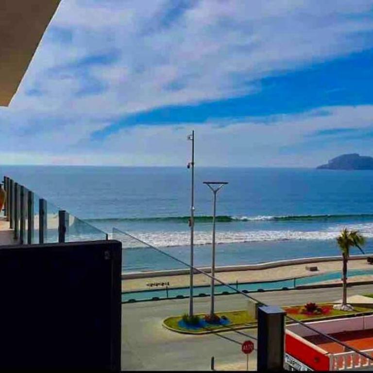 Luxurious 2 bedroom condo with partial ocean view - Apartment - 46