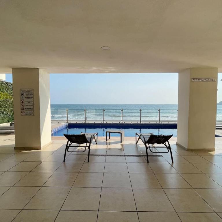 Luxurious 2 bedroom condo with partial ocean view - Apartment - 69