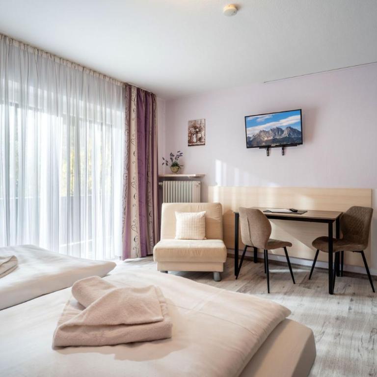 Frühstückspension Lavendel - Dreibettzimmer mit eigenem externen Bad - 2