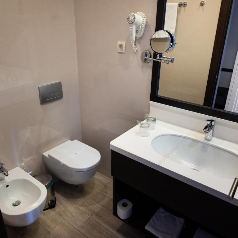Hotel Moskva - Deluks Dvokrevetna Soba sa Bračnim Krevetom i Balkonom - 5