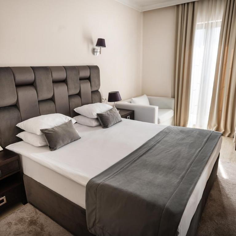 Hotel Moskva - Deluks Dvokrevetna Soba sa Bračnim Krevetom i Balkonom - 1