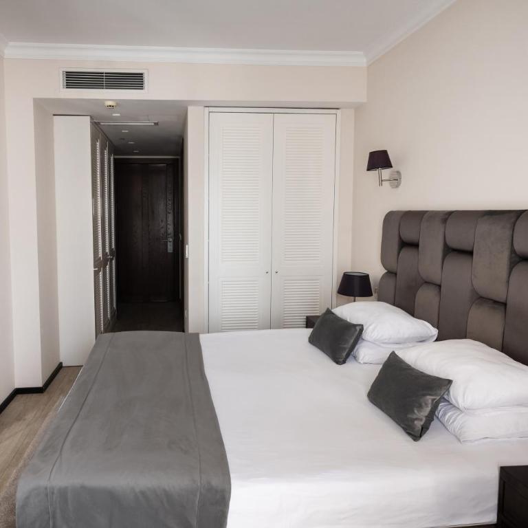Hotel Moskva - Deluks Dvokrevetna Soba sa Bračnim Krevetom i Balkonom - 2