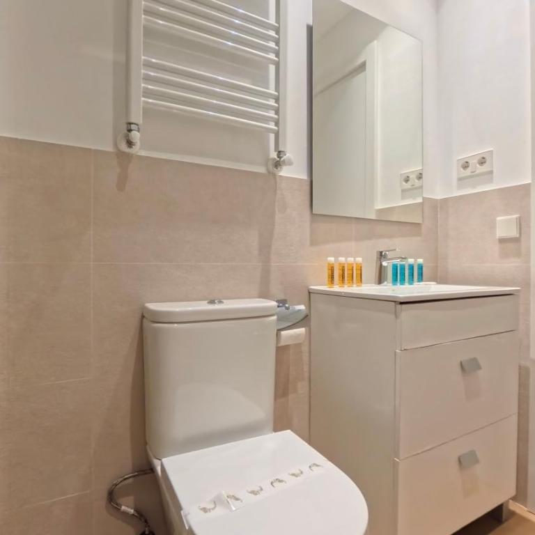 Modern Designer Apartment near Madrid Center - Two-Bedroom Apartment - 31