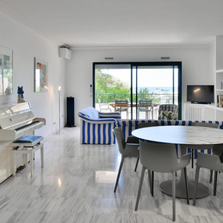Stunning 3-Br Apartment with Large Terrace and Pool - Appartement - 3