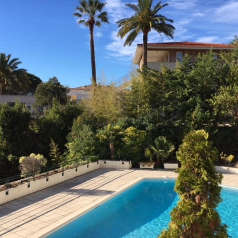 Stunning 3-Br Apartment with Large Terrace and Pool - Appartement - 5