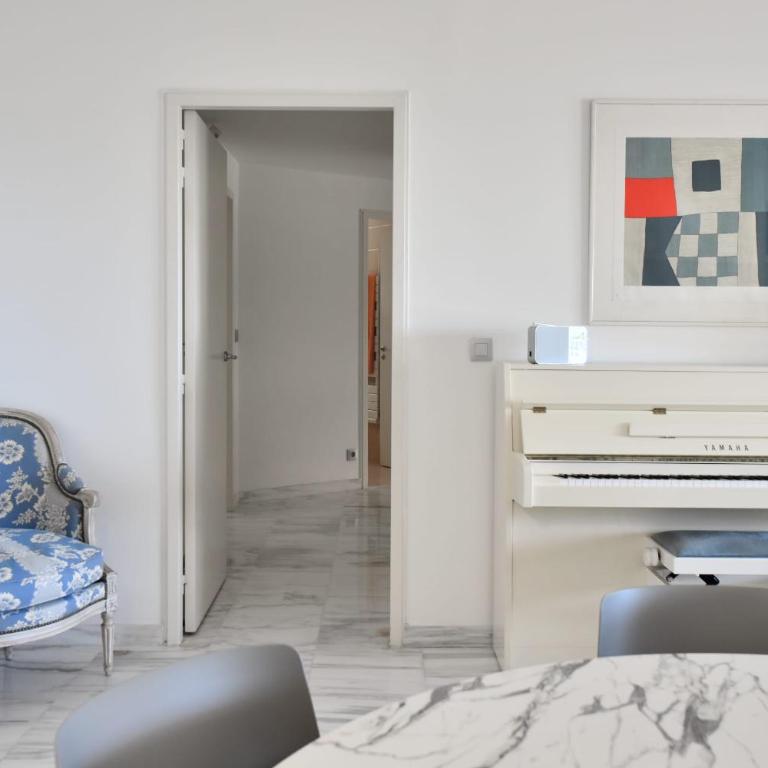Stunning 3-Br Apartment with Large Terrace and Pool - Appartement - 9