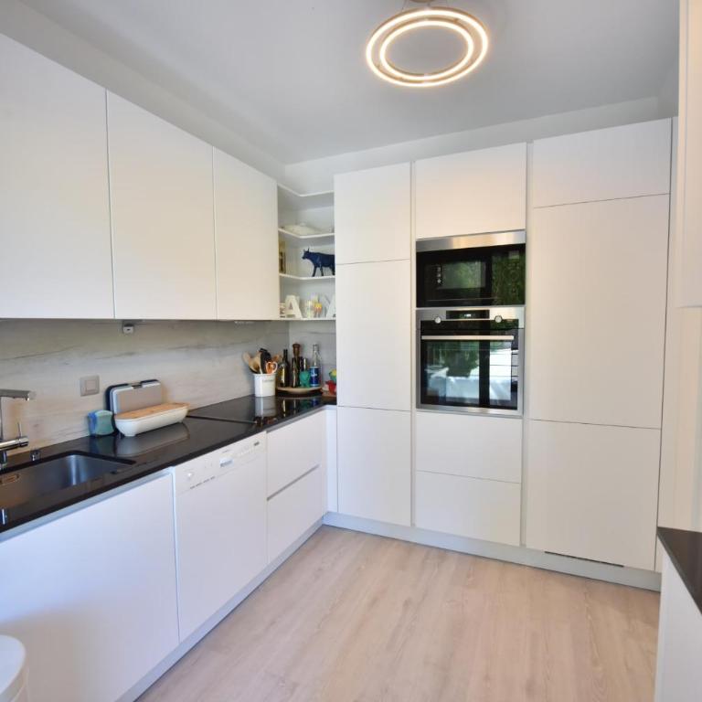 Stunning 3-Br Apartment with Large Terrace and Pool - Appartement - 16