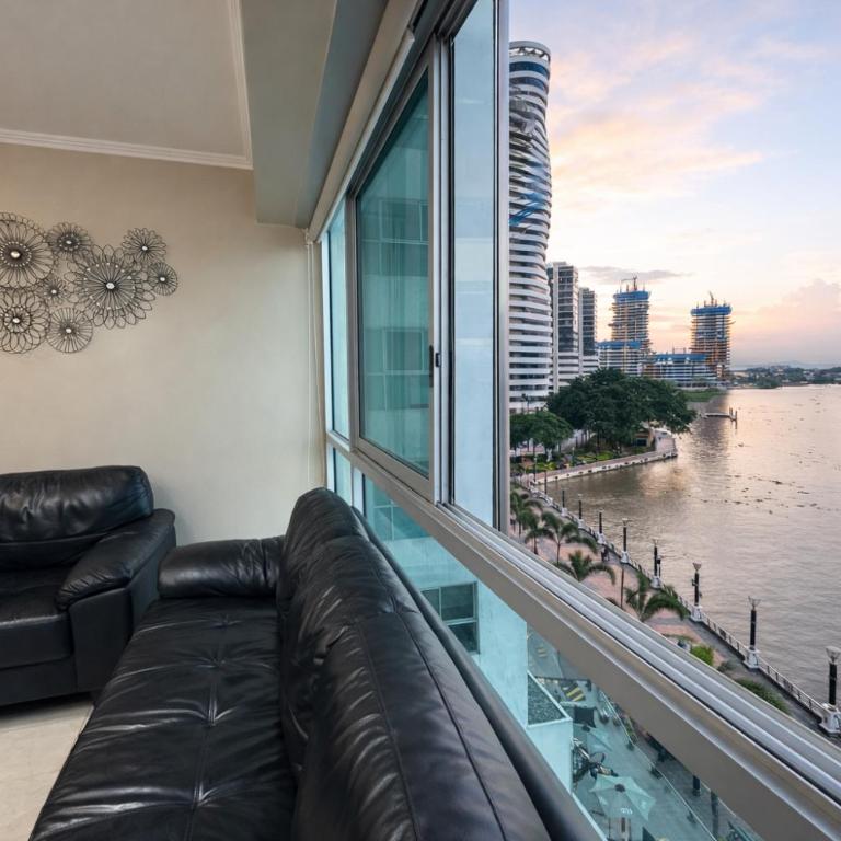 Lujoso depa con piscina, gym, jacuzzi frente a las peñas Guayaquil, Ecuador - Two-Bedroom Apartment with River View - 15