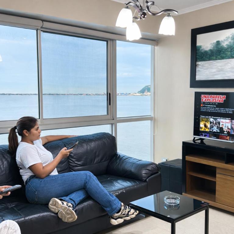 Lujoso depa con piscina, gym, jacuzzi frente a las peñas Guayaquil, Ecuador - Two-Bedroom Apartment with River View - 17