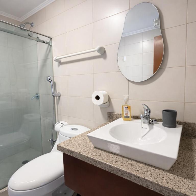 Lujoso depa con piscina, gym, jacuzzi frente a las peñas Guayaquil, Ecuador - Two-Bedroom Apartment with River View - 26