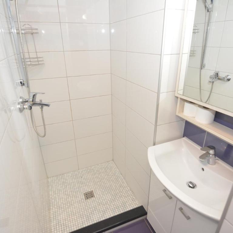 Hotel Tommy - Porodična Soba - 8