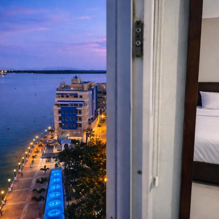 Lujoso depa con piscina, gym, jacuzzi frente a las peñas Guayaquil, Ecuador - Two-Bedroom Apartment with River View - 24