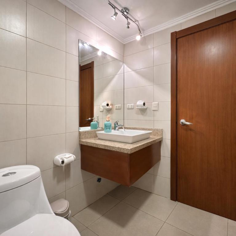 Lujoso depa con piscina, gym, jacuzzi frente a las peñas Guayaquil, Ecuador - Two-Bedroom Apartment with River View - 20