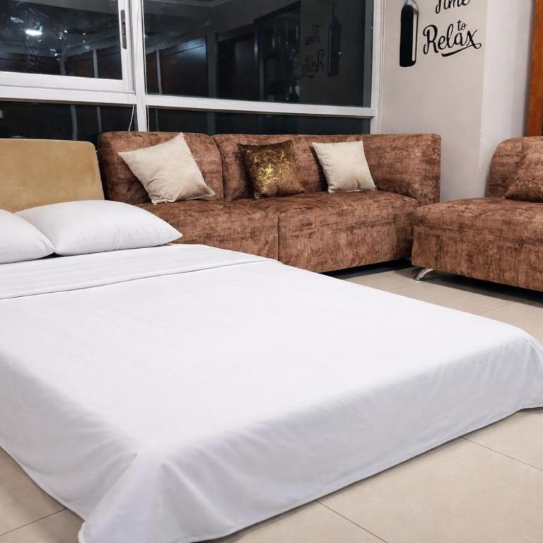 Lujoso depa con piscina, gym, jacuzzi frente a las peñas Guayaquil, Ecuador - Two-Bedroom Apartment with River View - 27