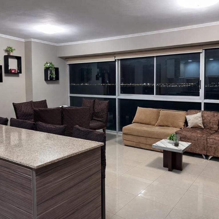 Lujoso depa con piscina, gym, jacuzzi frente a las peñas Guayaquil, Ecuador - Two-Bedroom Apartment with River View - 10