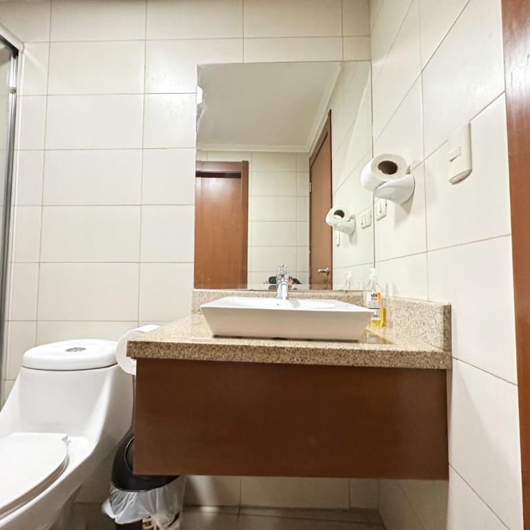 Lujoso depa con piscina, gym, jacuzzi frente a las peñas Guayaquil, Ecuador - Two-Bedroom Apartment with River View - 18