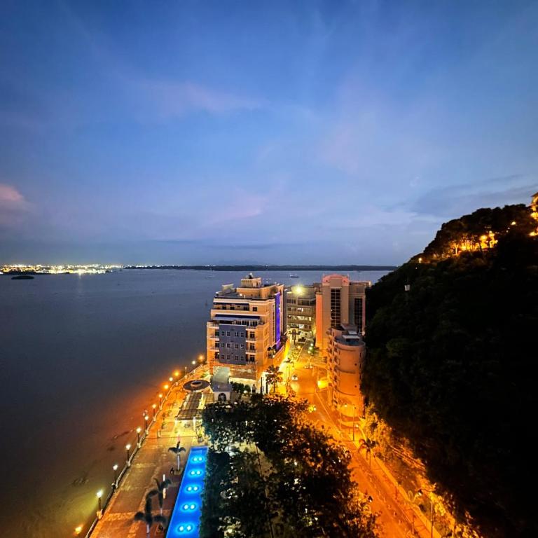Lujoso depa con piscina, gym, jacuzzi frente a las peñas Guayaquil, Ecuador - Two-Bedroom Apartment with River View - 22
