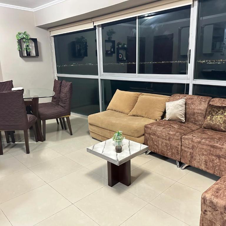 Lujoso depa con piscina, gym, jacuzzi frente a las peñas Guayaquil, Ecuador - Two-Bedroom Apartment with River View - 32