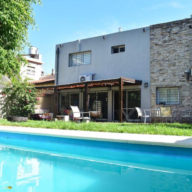 Casa familiar con pileta - Casa de 4 dormitorios - 1