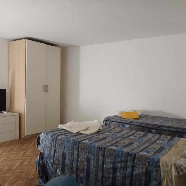 Tri-na-krì-a - Three-Bedroom House - 8