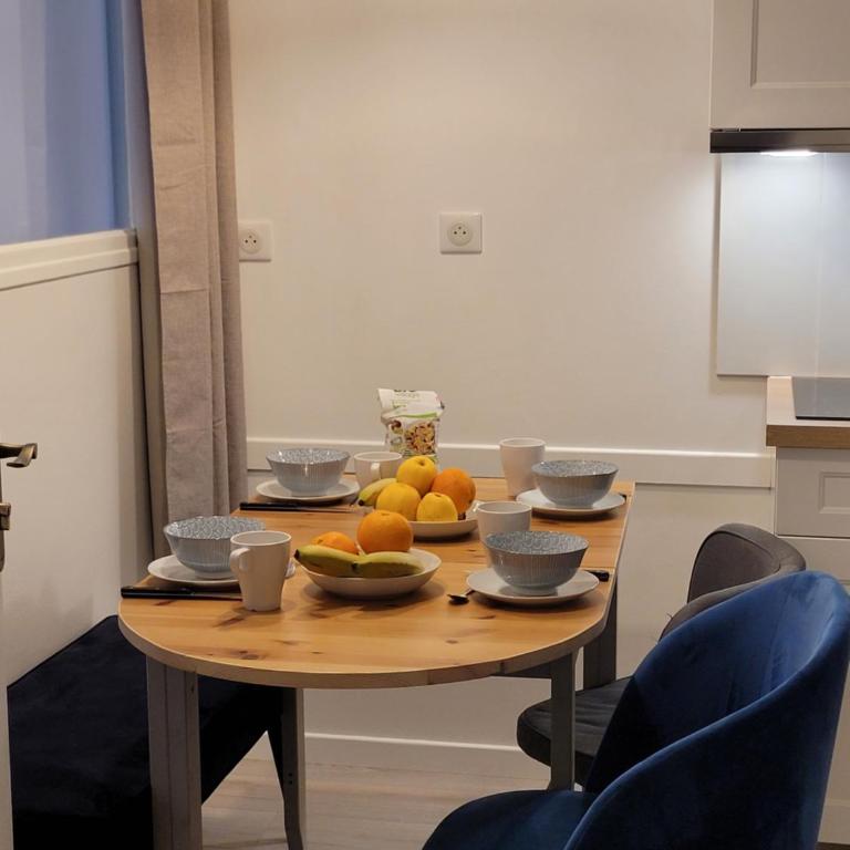 L établissement LA PLAGE A 2 PAS vous propose, 3 Appartements DEUX chambres, 1 appartement une pièce , NETFLIX, lits faits à votre arrivée, serviettes de toilette, Ménage, Wifi, en hyper centre ,Plage à 100m, BOX à Vélos, paiement 3 fois sans frais - Appartement 2 Chambres - 6