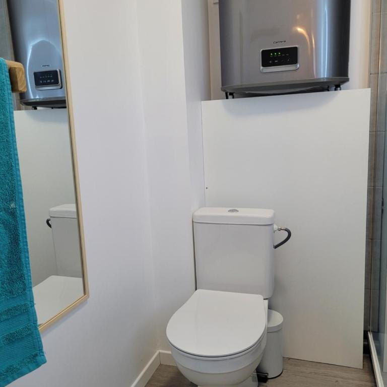 L établissement LA PLAGE A 2 PAS vous propose, 3 Appartements DEUX chambres, 1 appartement une pièce , NETFLIX, lits faits à votre arrivée, serviettes de toilette, Ménage, Wifi, en hyper centre ,Plage à 100m, BOX à Vélos, paiement 3 fois sans frais - Appartement 2 Chambres - 13