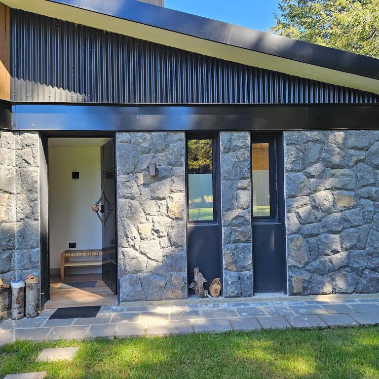 Mágico lugar a orillas del Nahuel Huapi con costa de lago - Casa de 3 dormitorios - 2