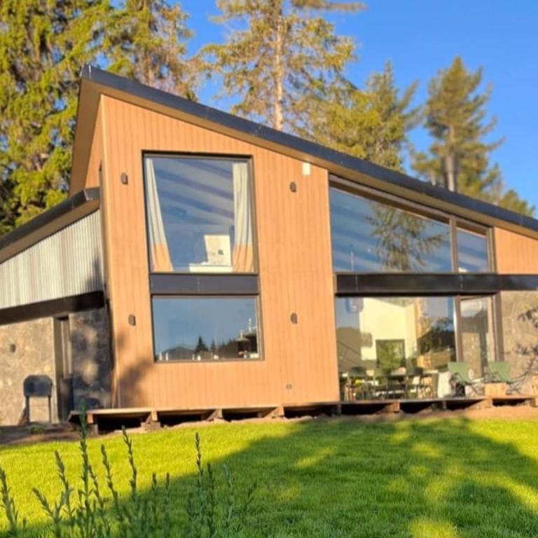 Mágico lugar a orillas del Nahuel Huapi con costa de lago - Casa de 3 dormitorios - 1