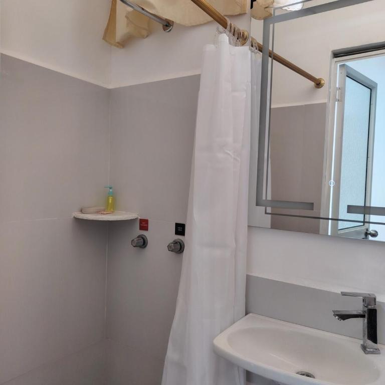Galápagos Finch Apartment - One-Bedroom Apartment - 6