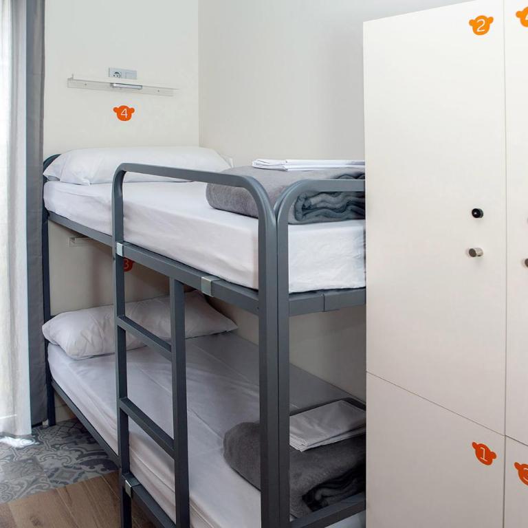 Meeting Point Hostels - Bed in 4-Bed Mixed Dormitory Room with Private Bathroom - 3