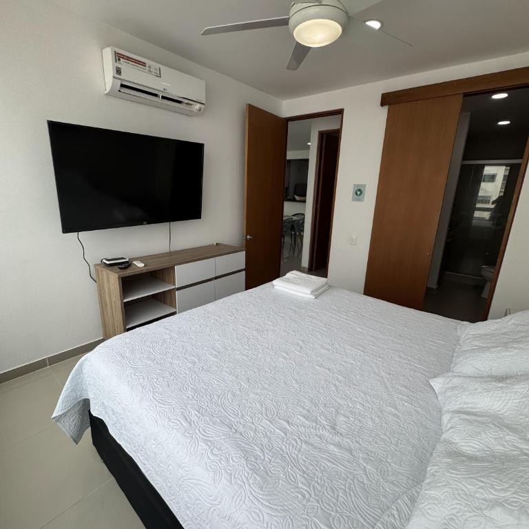 Apartamento en Cartagena con balcon con vista al mar y piscina - Three-Bedroom Apartment - 21