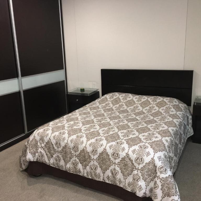 Napoles Condo Suites - Deluxe Double Room with Balcony - 14