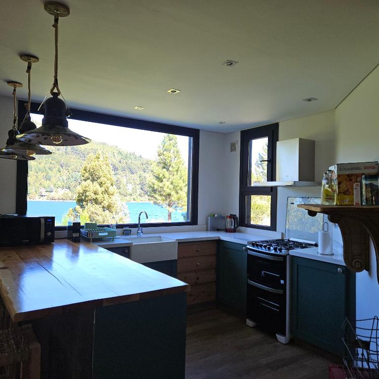 Mágico lugar a orillas del Nahuel Huapi con costa de lago - Casa de 3 dormitorios - 10