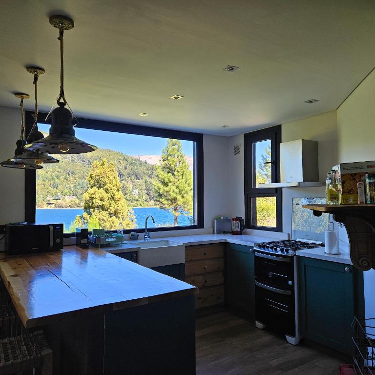 Mágico lugar a orillas del Nahuel Huapi con costa de lago - Casa de 3 dormitorios - 9