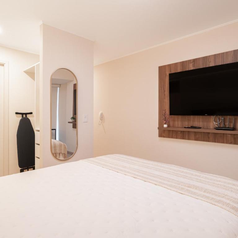 AUREN Larco Miraflores 2BR with AC Pool & Workspaces - Two-Bedroom Deluxe Apartment with Balcony - 7