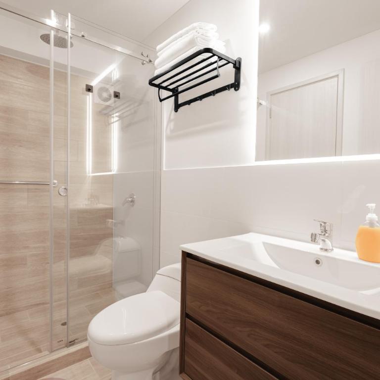 AUREN Larco Miraflores 2BR with AC Pool & Workspaces - Two-Bedroom Deluxe Apartment with Balcony - 10