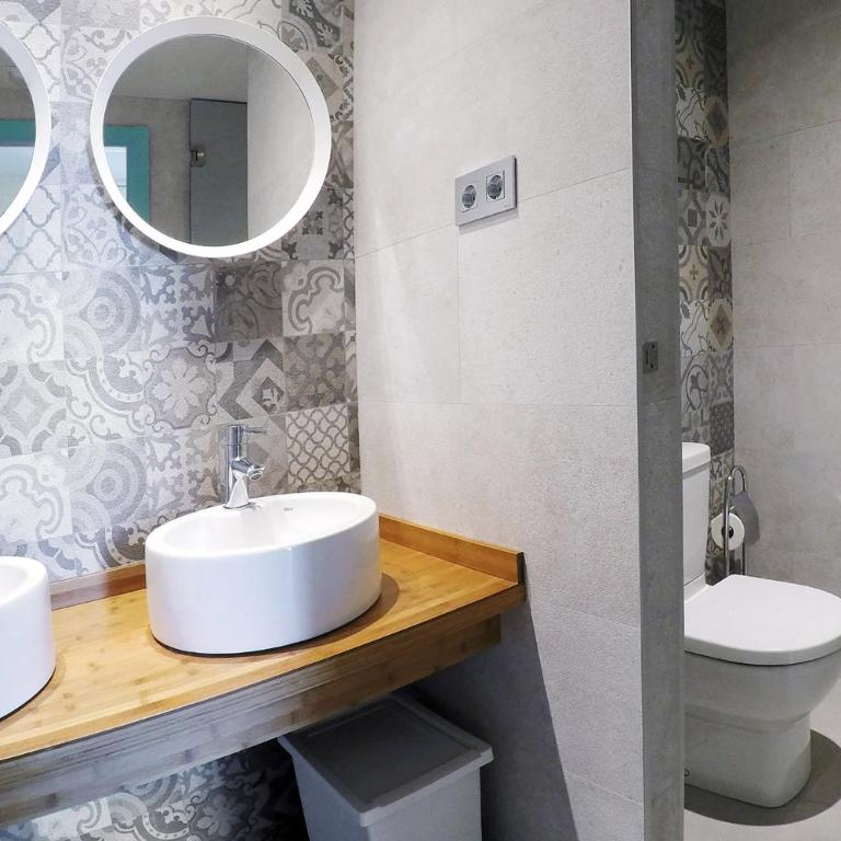 Meeting Point Hostels - Bed in 6-Bed Mixed Dormitory Room with Private Bathroom - 5